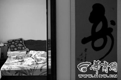 昨日，徐萬發(fā)躺在自家床上，鼻子插著氧氣管 記者張杰攝