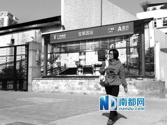 不少行人將這幅畫誤認(rèn)為是真地鐵站。南都記者 單小亮 攝