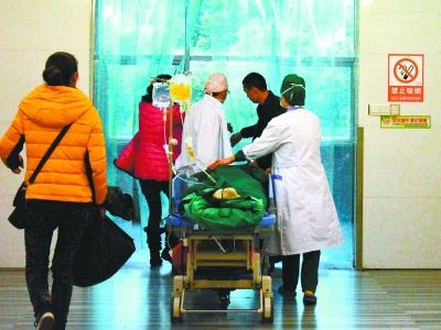 受傷女孩做完手術(shù)被送往重癥監(jiān)護(hù)室。記者楊濤 攝