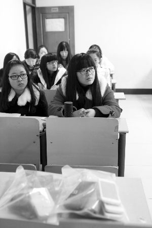 在限時(shí)斷網(wǎng)前，江大已有發(fā)起拒絕手機(jī)低頭族活動，圖為設(shè)立了手機(jī)暫存袋的課堂 吳奕 攝