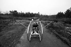 3月12日，汨羅白塘鄉(xiāng)趕洲村，李厚勝坐在他的“魚鷹直升機(jī)”上。圖/記者謝長貴