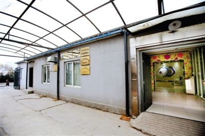 2月25日，北京石景山醫(yī)院，太平間旁的一間辦公室外掛有“八寶山殯儀館石景山醫(yī)院服務(wù)站”的牌子。本版攝影/新京報(bào)記者 王叔坤