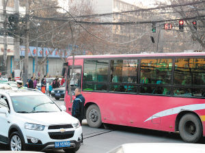 一個多小時，除了短暫的休息，郭師傅一直在車流中舉著木棍 圖片由市民孫先生提供