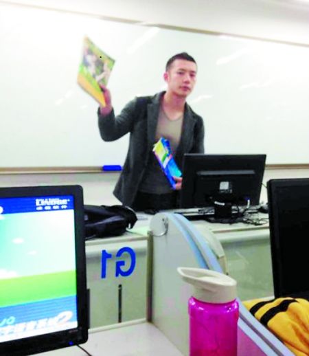 讓甘麟翰爆紅的，就是這張商學(xué)院大一學(xué)生在課堂上拍攝的照片。