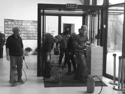 相關(guān)人員正在對(duì)園區(qū)消毒。讀者供圖