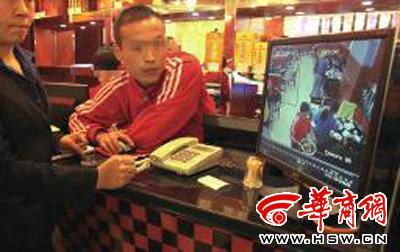 昨日，李女士展示從火鍋店抱回的火鍋，內(nèi)有濕巾