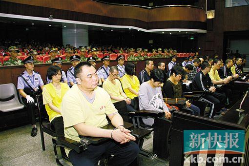 ■蔣洪偉(左一)等二十幾名被告被指控犯集資詐騙罪,昨日集體過堂?！　?鄭朝暉/攝