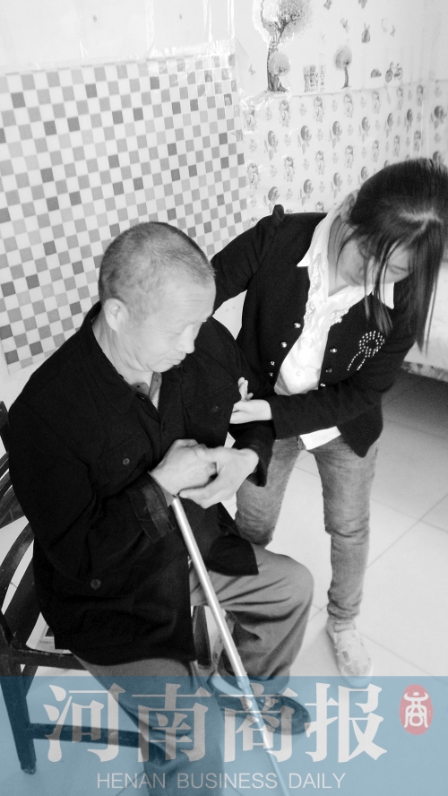 為了方便照顧爸爸，曾現(xiàn)春在學(xué)校旁邊租了一間房子