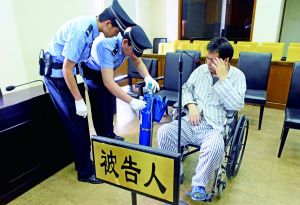 被告人李萬勇因病吸氧受審。首席攝影記者 吳寧/攝