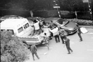 沖突現(xiàn)場(chǎng)，協(xié)管員揮拳打向女商販 視頻截圖