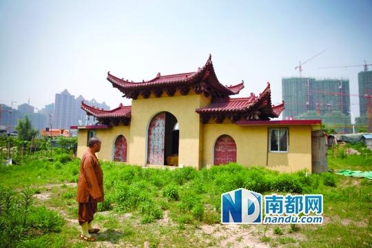 十里古寺2008年被拆,現(xiàn)在只剩下一個(gè)廟門。南都記者 陳志剛 攝