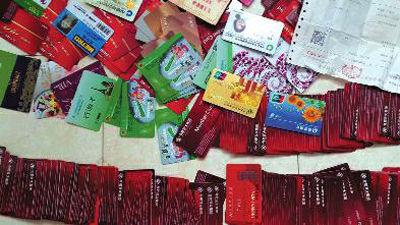 房云云向華商報(bào)記者提供的贓物圖片,包括購(gòu)物卡、銀行卡等