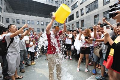 昨日，奇虎360董事長(zhǎng)周鴻祎公開展現(xiàn)參加“冰桶”挑戰(zhàn)的“濕身”過程。新京報(bào)記者 侯少卿 攝