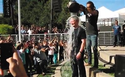 蘋果CEO蒂姆·庫(kù)克在自己公司的內(nèi)部活動(dòng)上，讓自己來了個(gè)透心涼。邀請(qǐng)庫(kù)克參加游戲的是他的下屬、蘋果高級(jí)副總裁菲爾·席勒。