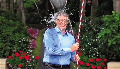 從蓋茨挑戰(zhàn)“冰桶”的視頻中可以發(fā)現(xiàn)微軟最新平板電腦Surface Pro 3的身影，網(wǎng)友稱蓋茨在做公益時(shí)還不忘給自家產(chǎn)品做代言。