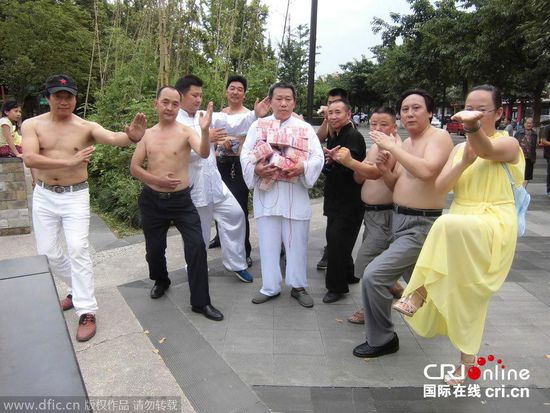 成都氣功大師攜10名弟子懸賞百萬尋武林高手(高清組圖)