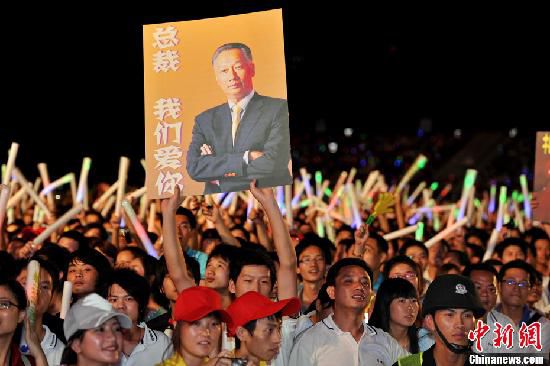 資料圖：2011年深圳富士康舉辦慈善晚會(huì)。