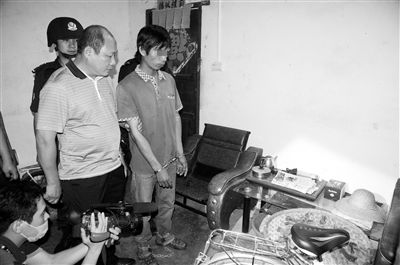 今年8月，我國(guó)內(nèi)地發(fā)生多起單身女性乘坐“黑車”后慘遭車主殺害的案件，被網(wǎng)友稱為“黑色8月”。