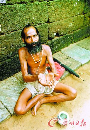 在街旁乞討的乞丐。