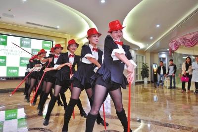 重慶12名廣場舞大媽赴醫(yī)院整容 稱為上羊年春晚 重慶12名廣場舞大媽赴醫(yī)院整容 稱為上羊年春晚