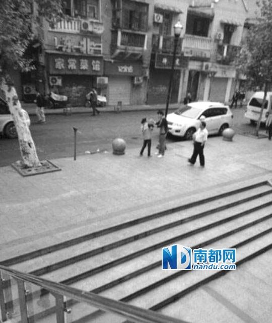 10月18日，武漢一男子抓住環(huán)衛(wèi)工打耳光。