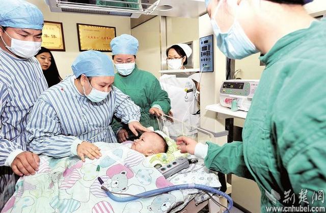 圖為：成功進(jìn)行心臟移植手術(shù)后，小患者平安度過術(shù)后危險(xiǎn)期，14日轉(zhuǎn)入普通隔離病房 （攝影 魏錸）