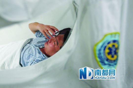 19日，北大深圳醫(yī)院，透過(guò)被撕破的工作服，急診科醫(yī)護(hù)人員申洪濤身體多處被醉酒男子抓傷。