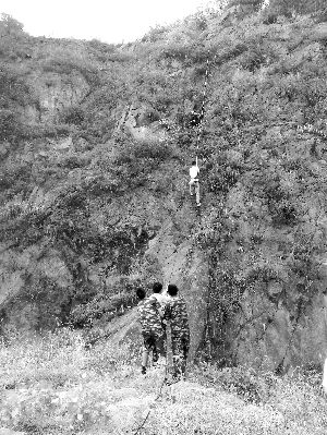 經(jīng)過三個半小時的緊張救援，半山腰的男子被成功救下 消防供圖