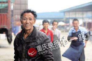 唐再海因為皮膚黝黑，工友們都打趣地稱呼他為“非洲人”。