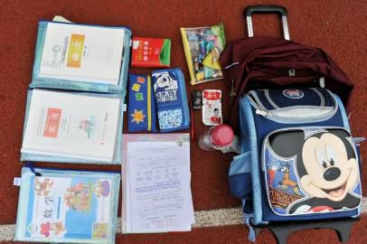 重7.8公斤的書包內(nèi)所裝物品。