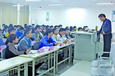 該校道路橋梁工程技術(shù)的2013級1班和2班同學(xué)正在上課 該校道路橋梁工程技術(shù)的2013級1班和2班同學(xué)正在上課