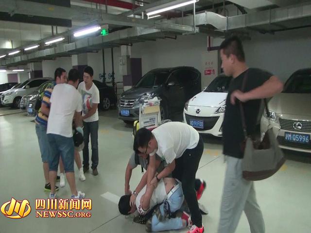 辦案人員在機(jī)場停車場抓獲胡某及其女友（警方視頻截圖）。