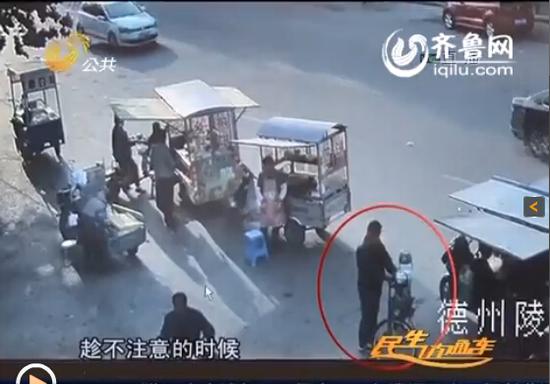 在臨盤市場被抓之后，薦某竟然拿出了一把匕首