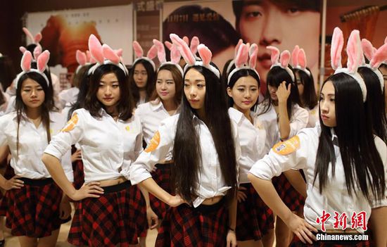 11月11日晚，一百位統(tǒng)一打扮的“兔女郎”現(xiàn)身南京新街口，逛街看電影玩快閃，走到哪里都被圍觀。