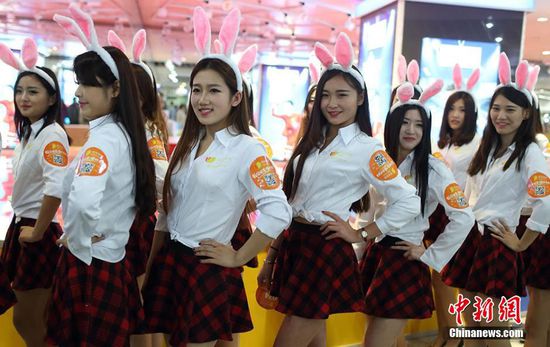 11月11日晚，一百位統(tǒng)一打扮的“兔女郎”現(xiàn)身南京新街口，逛街看電影玩快閃，走到哪里都被圍觀。