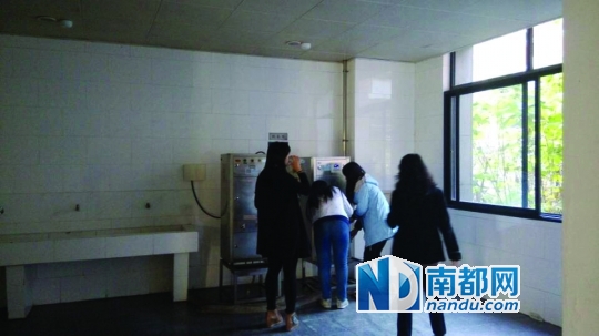 距接熱水的茶房約20米。 南都記者 張少杰 攝