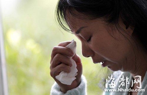 小梅的媽媽看到女兒發(fā)來的信息，就忍不住落淚