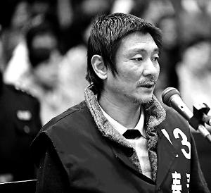 庭審時(shí)，鄭東稱自己想隨女兒一起去，請(qǐng)求法院判他死刑立即執(zhí)行