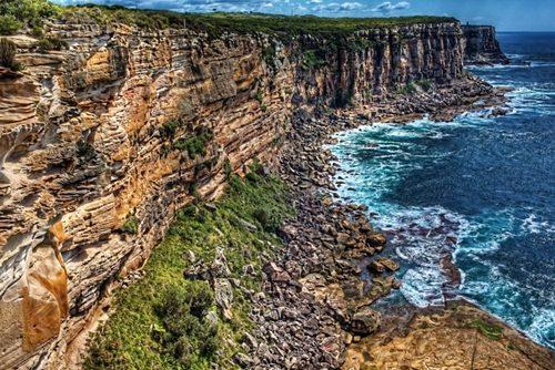 圖為英國游客看日出時(shí)摔落的懸崖。 圖為英國游客看日出時(shí)摔落的懸崖。