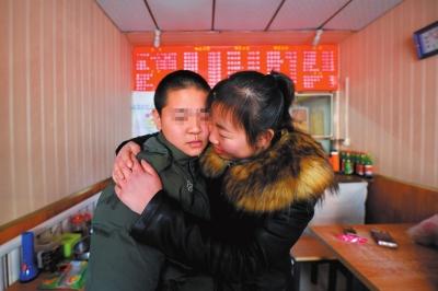 何女士找到了兒子小新后，把兒子緊緊抱在懷里。京華時報記者趙思衡攝