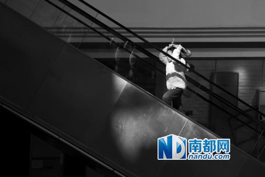 12月12日上午，正佳廣場內(nèi)，任淘淘在扶梯上奔跑玩耍。