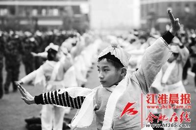 學(xué)生們在進(jìn)行集體武術(shù)操展示。