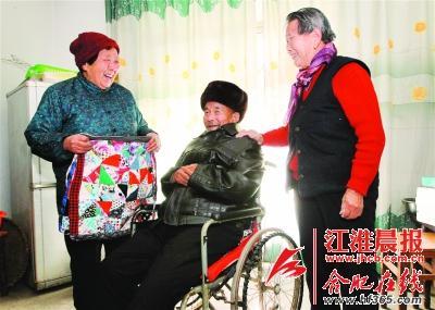 七旬奶奶眼睛復(fù)明欲回饋社會(huì) 縫愛心坐墊贈(zèng)人