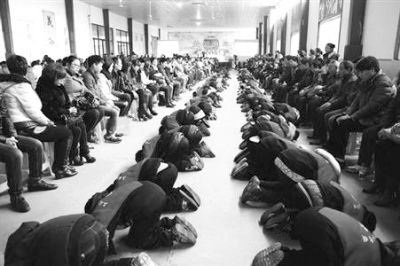 學生們在老師的指導下，一起給父母下跪謝恩。微博截圖