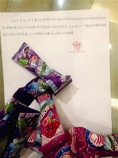 為表謝意，他特意買來20根棒棒糖送給民警。