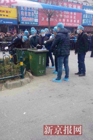亳州路邊垃圾桶內(nèi)驚現(xiàn)碎尸。網(wǎng)友供圖