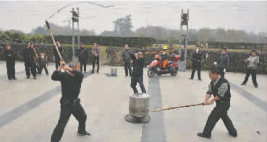 成都20人齊抽動(dòng)402斤陀螺 花1萬(wàn)元定做