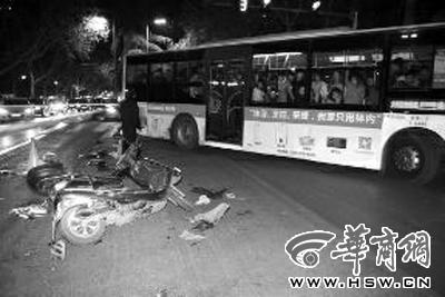 西安街頭一輛小轎車連撞十余機動車 致1死多傷 西安街頭一輛小轎車連撞十余機動車 致1死多傷