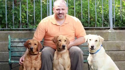 圖為吉姆和他的專(zhuān)業(yè)臭蟲(chóng)探測(cè)犬在一起。