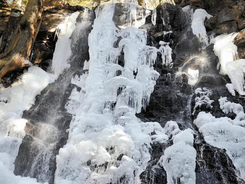 富士河口湖畔的瀑布結(jié)冰，成了一道“冰瀑”。